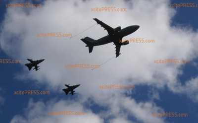 Abschiedsflug: Bundeswehr-Jets fliegen über Dresden: Zwei Tornado-Kampfjets begleiten mächtigen Airbus A310