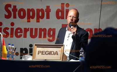 Maskenpflicht! PEGIDA demonstriert auf dem Altmarkt: Andreas Kalbitz spricht in Dresden