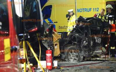 Horrorcrash - LKW kracht in Stauende - PKW zwischen LKWs zerquetscht: Eine Tote (26), zwei Schwerverletzte