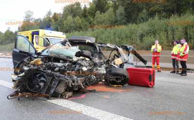 Schwerer Unfall auf der Autobahn - PKW kracht in LKW: Fahrer lebensbedrohlich verletzt - Vollsperrung wegen Suche nach amputiertem Arm