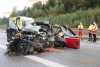 Schwerer Unfall auf der Autobahn - PKW kracht in LKW: Fahrer lebensbedrohlich verletzt - Vollsperrung wegen Suche nach amputiertem Arm