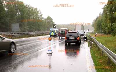 Crash im Regen: PKW mit Anhänger gerät ins Schleudern: Geladener Transporter landet auf Fahrbahn