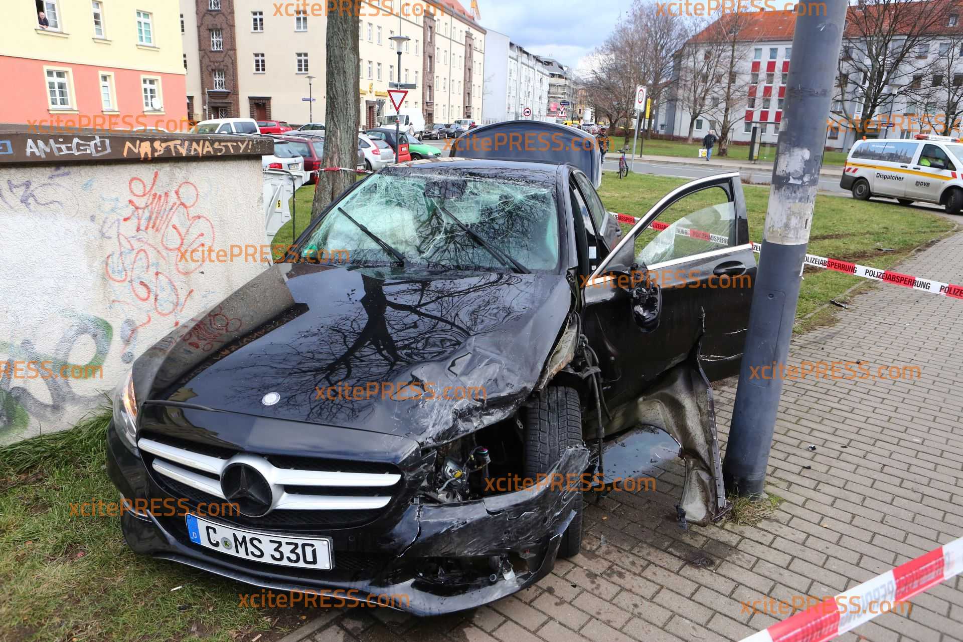 Mercedes nimmt Vorfahrt: Fahrer flüchtet: Polizei sucht mit Fährtenhund