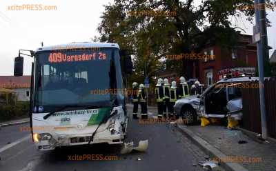 Schwerer Unfall: Bus kollidiert mit PKW: Zwei Personen verletzt