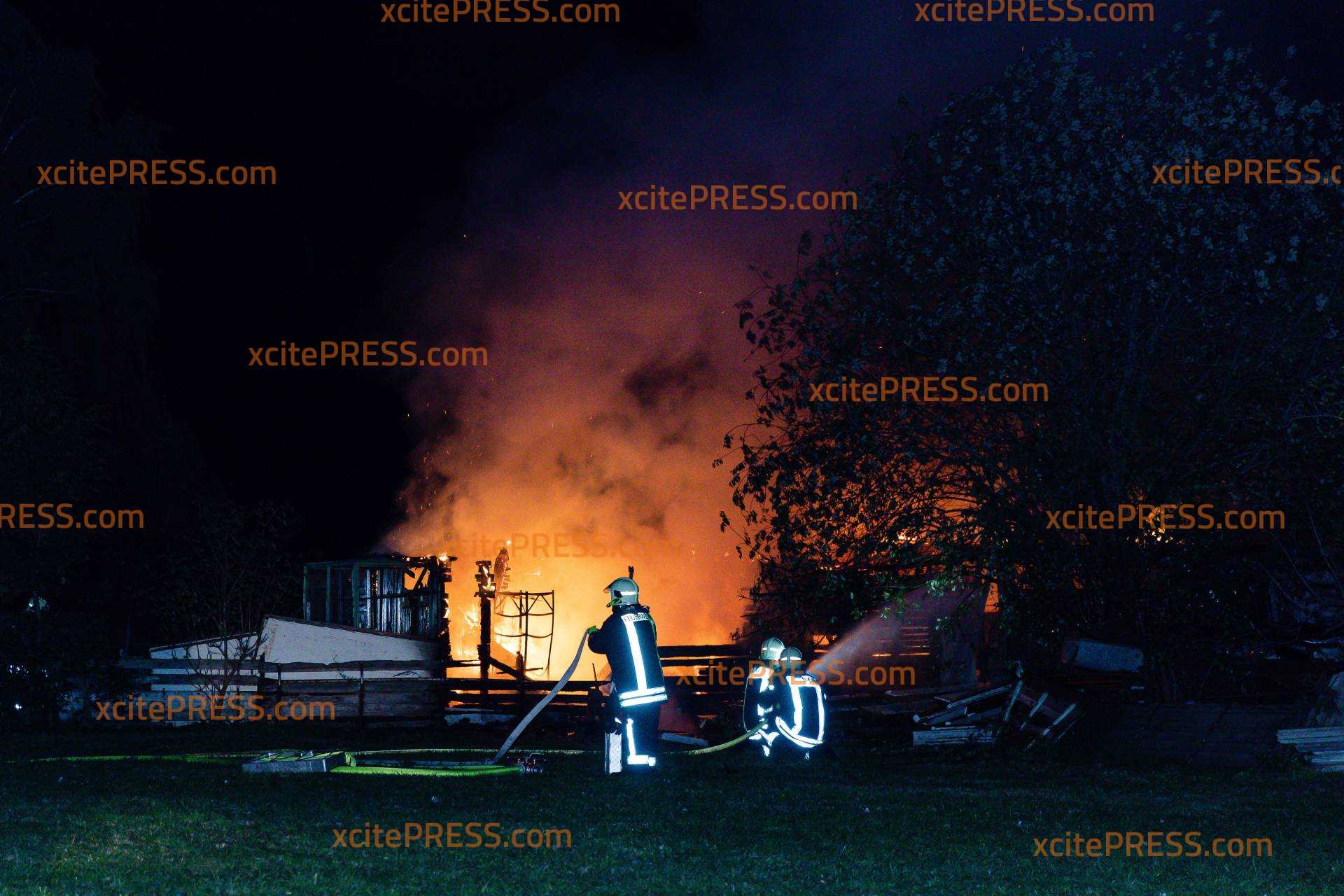 Schuppen gerät in Großerkmannsdorf in Brand: Gasflaschen erschweren die Löscharbeiten