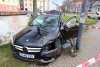 Mercedes nimmt Vorfahrt: Fahrer flüchtet: Polizei sucht mit Fährtenhund