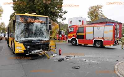 Schwerer Crash: LKW kracht mit Bus zusammen : Fünf Verletzte 