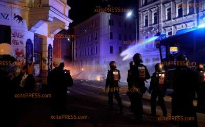 Ausschreitungen in Connewitz nach Querdenker-Demo in der Innenstadt: Wasserwerfer und Räumpanzer im Einsatz gegen brennende Barrikaden