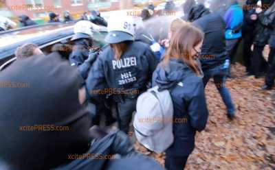 Fahrzeug bei AFD-Parteitag fährt Demonstranten um: Pfefferspray von Polizei in Richtung von Demonstranten gesprüht