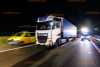 Panne kostet Autofahrer fast das Leben: Mann wurde von LKW auf Autobahn erfasst