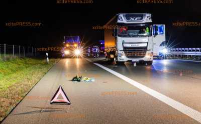 Panne kostet Autofahrer fast das Leben: Mann wurde von LKW auf Autobahn erfasst