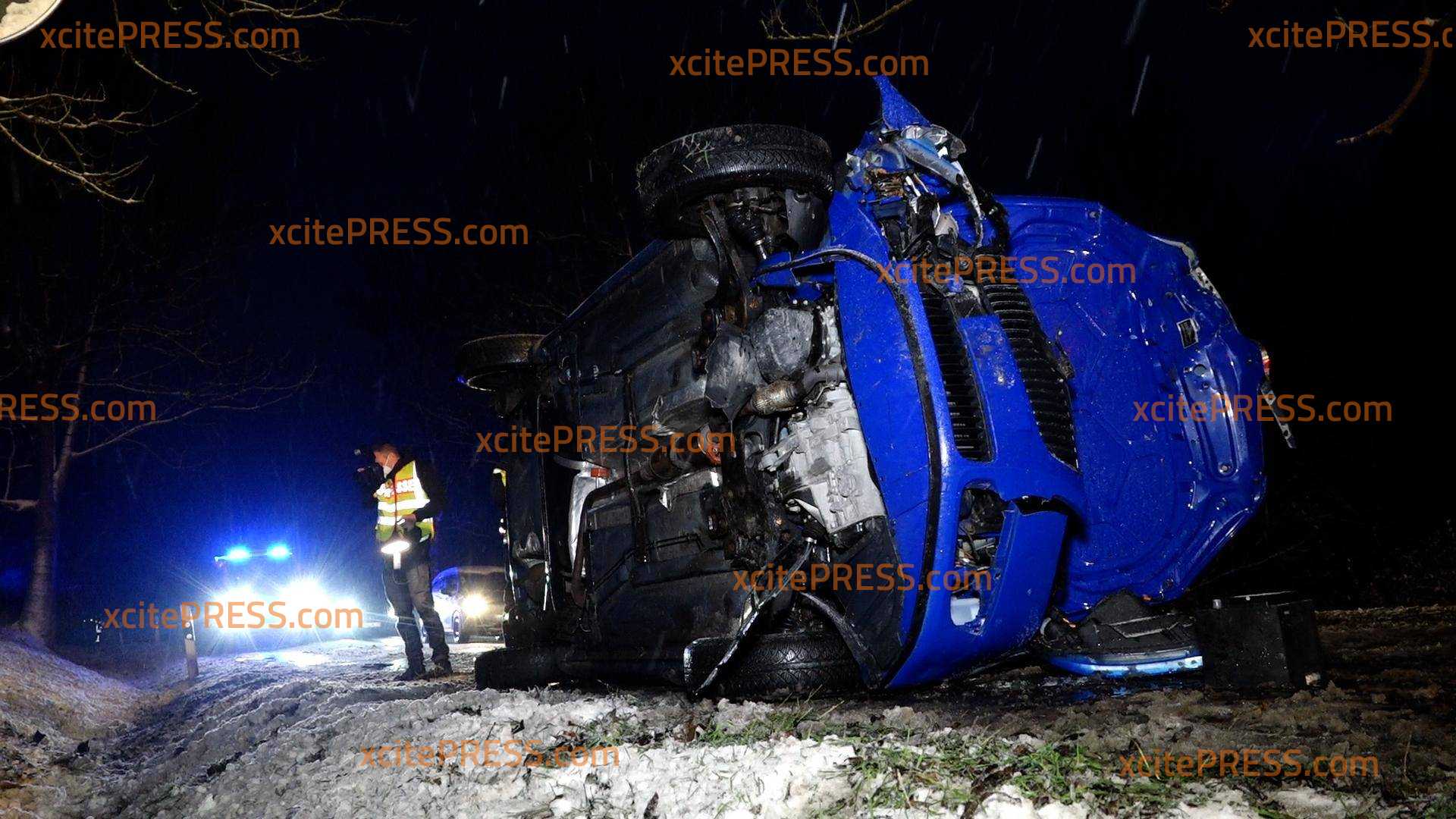 Glättecrash bei erstem Schnee pünktlich zum meteorologischen Winteranfang : PKW kracht gegen Baum und landet auf Seite - Frau verletzt