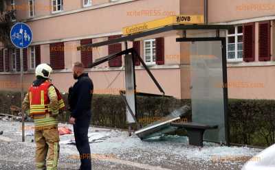 PKW-Fahrer (49) kracht in Haltestelle kommt bei Mehrfamilienhaus zum Stehen: Augenzeugin befürchtete zunächst Szenario wie Trier - Ursache hier offenbar gesundheitlich