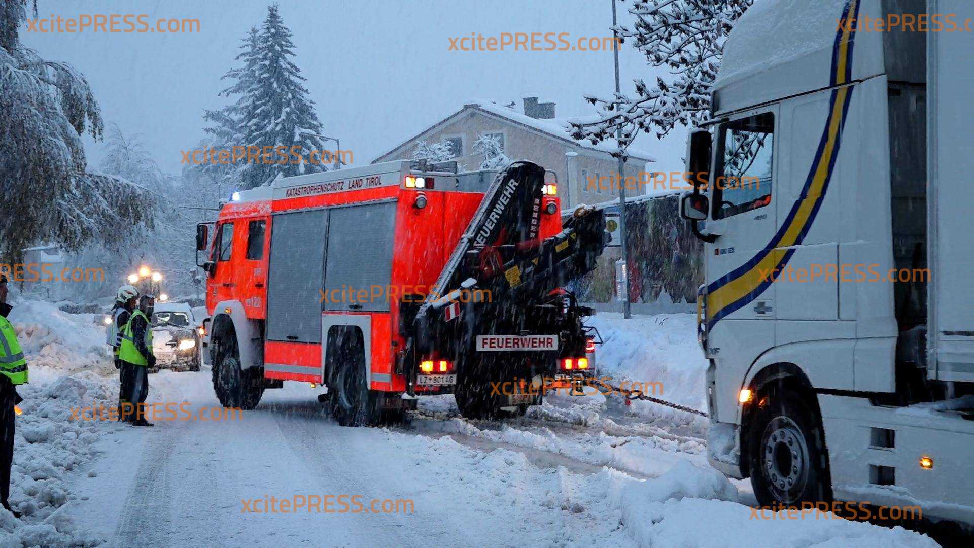 Lage in Osttirol spitzt sich weiter zu - besorgniserregende Situation: Einsatzkräfte riegeln Ortschaften ab - immer wieder bleiben LKW-Fahrer in Schneemassen stecken