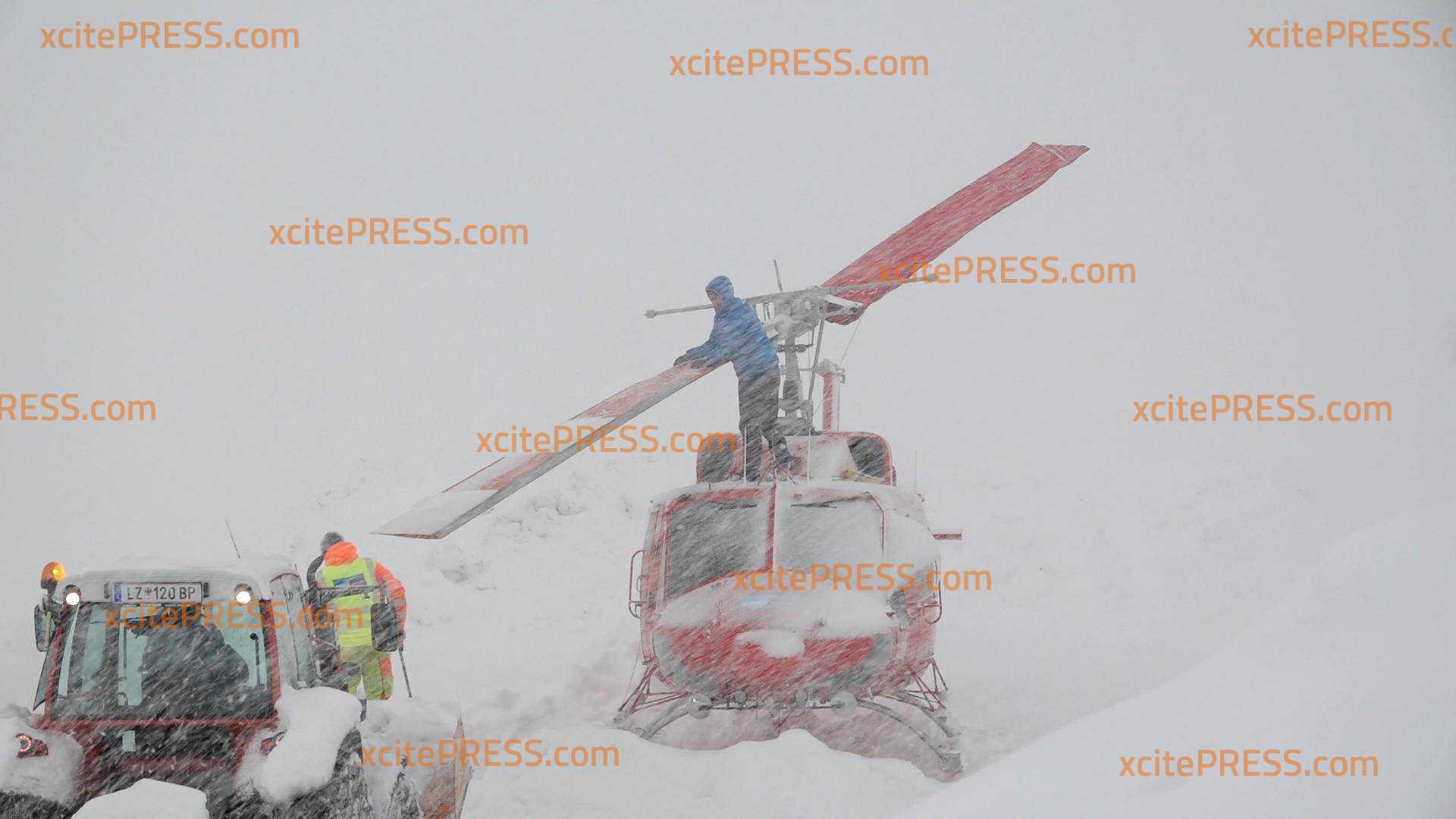 Schnee-Wahnsinn in den Alpen:  Hubschrauber und Spezialtechnik im Einsatz, Räumfahrzeuge weiterhin im Einsatz