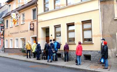 Lange Schlangen vor den Pfefferküchlereien: Menschen hamstern Pfefferkuchen vor dem nahenden Lockdown