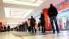 Extremer Besucheransturm zum letzten Shoppingtag vor dem Corona-Lockdown: Rabatte locken Menschen zusätzlich zum Einkauf - Lange Schlangen schon vor Ladenöffnung