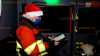 Wegen Corona: Weihnachtsmann kommt mit geschmücktem Löschfahrzeug: Feuerwehr verteilt Geschenke an alle Kinder im Ort
