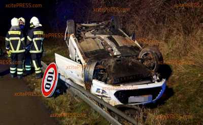 PKW überschlägt sich und landet hinter Leitplanke: Fahrerin (34) verletzt - Führerschein vorerst beschlagnahmt