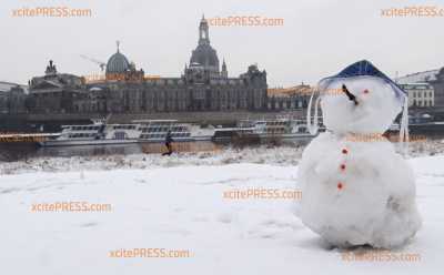 Ein Hauch Schneefall verzaubert die Landeshauptstadt in eine Winterlandschaft: Königsufer mit Schneemann und Ski-Langläufern