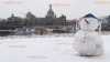 Ein Hauch Schneefall verzaubert die Landeshauptstadt in eine Winterlandschaft: Königsufer mit Schneemann und Ski-Langläufern