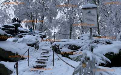 Winter von seiner schönsten Seite - Schneebedeckter Wald am Hochstein: Winterwonderland lädt zum Wandern ein