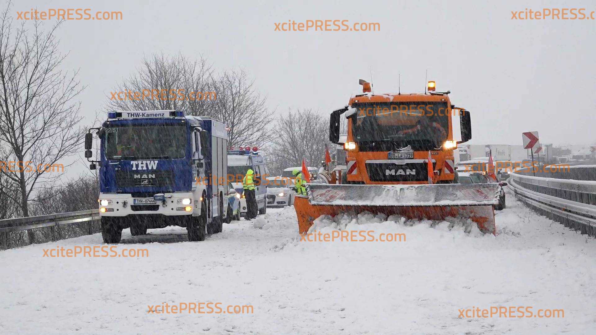 Schneeflug-Eskorte mit THW durch den Stau - 