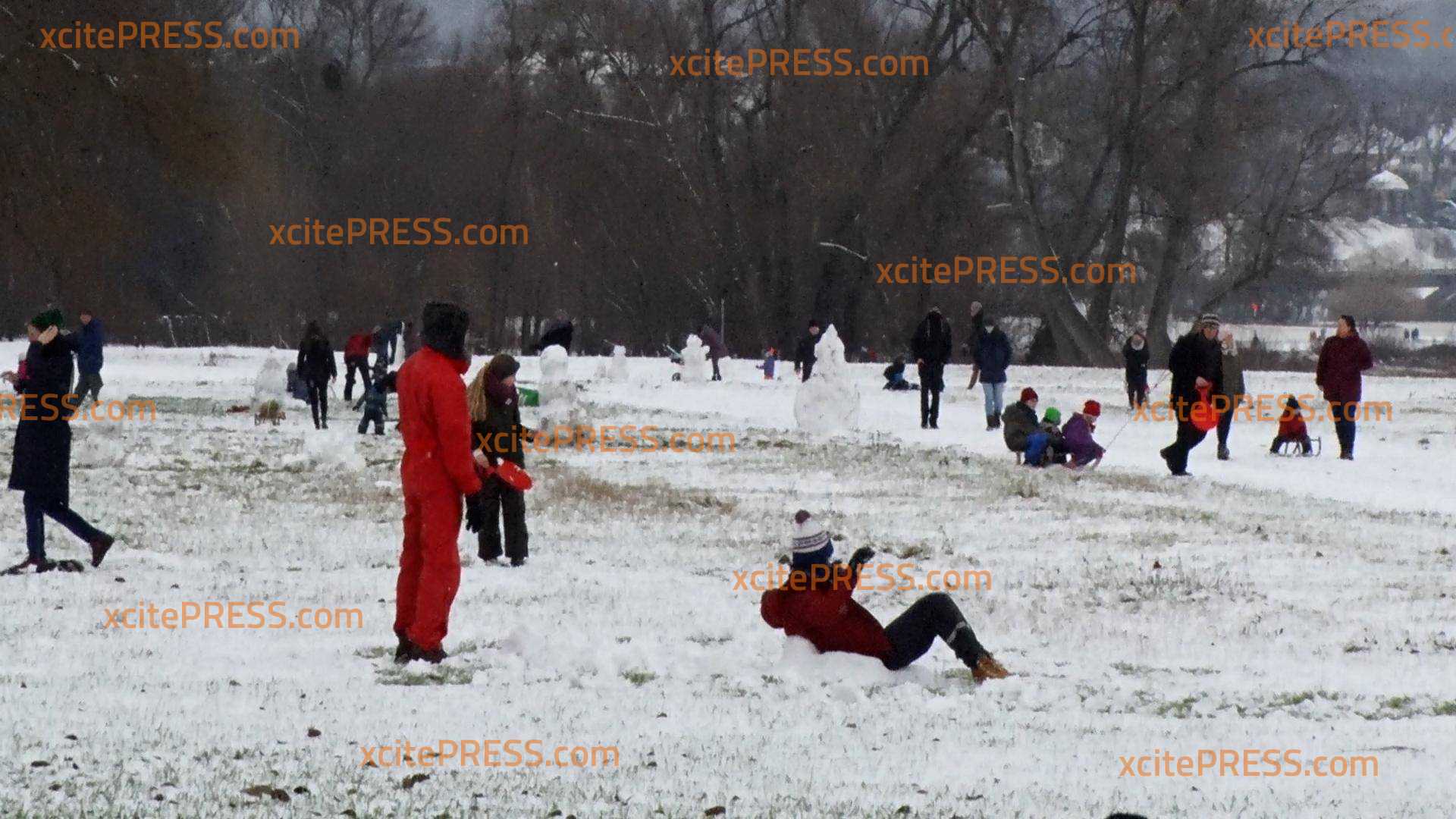 Elbufer wird zum Rodelhang - Dresden freut sich über Schneeflocken: Schneetief lässt sächsische Landeshauptstadt über Nacht im weißen Glanz erstrahlen