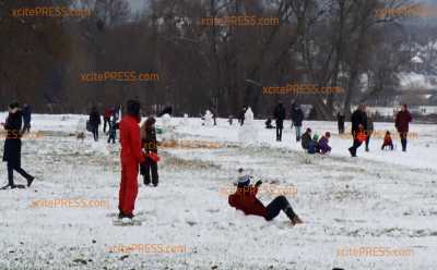 Elbufer wird zum Rodelhang - Dresden freut sich über Schneeflocken: Schneetief lässt sächsische Landeshauptstadt über Nacht im weißen Glanz erstrahlen