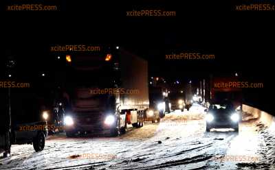 Schneeverwehungen legen Verkehr auf A4 lahm - Autos stehen kreuz und quer: Innerhalb weniger Minuten wurde die Fahrbahn zur Rutschbahn