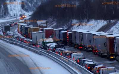 Schneeglätte - LKW-Gespann kracht in Leitplanke und verkeilt sich: Fahrtrichtung in Prag dicht - Dicker Stau