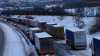 Schneeglätte - LKW-Gespann kracht in Leitplanke und verkeilt sich: Fahrtrichtung in Prag dicht - Dicker Stau