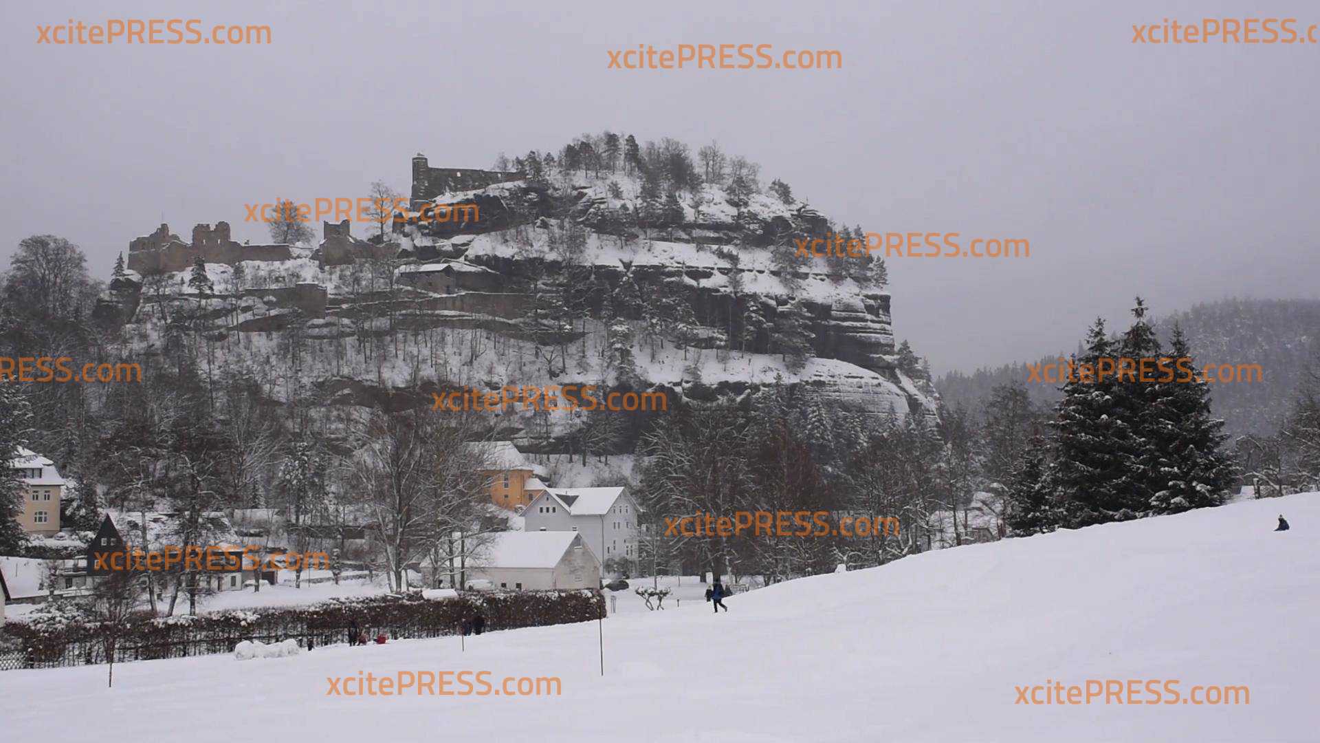 Zittauer Gebirge in wundervolle Schneelandschaft verwandelt: Rehe hüpfen durch den Schnee, Menschen nutzen das prachtvolle Winterwetter