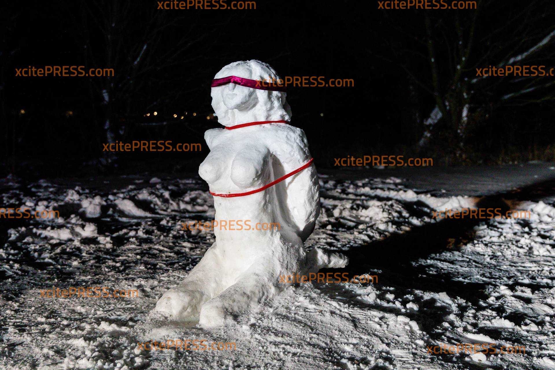 Fifty Shades of Schnee: Fesselspiele im Schnee - Schneekünstler sind wieder aktiv: Skulptur steht wieder in Zusammenhang mit Corona