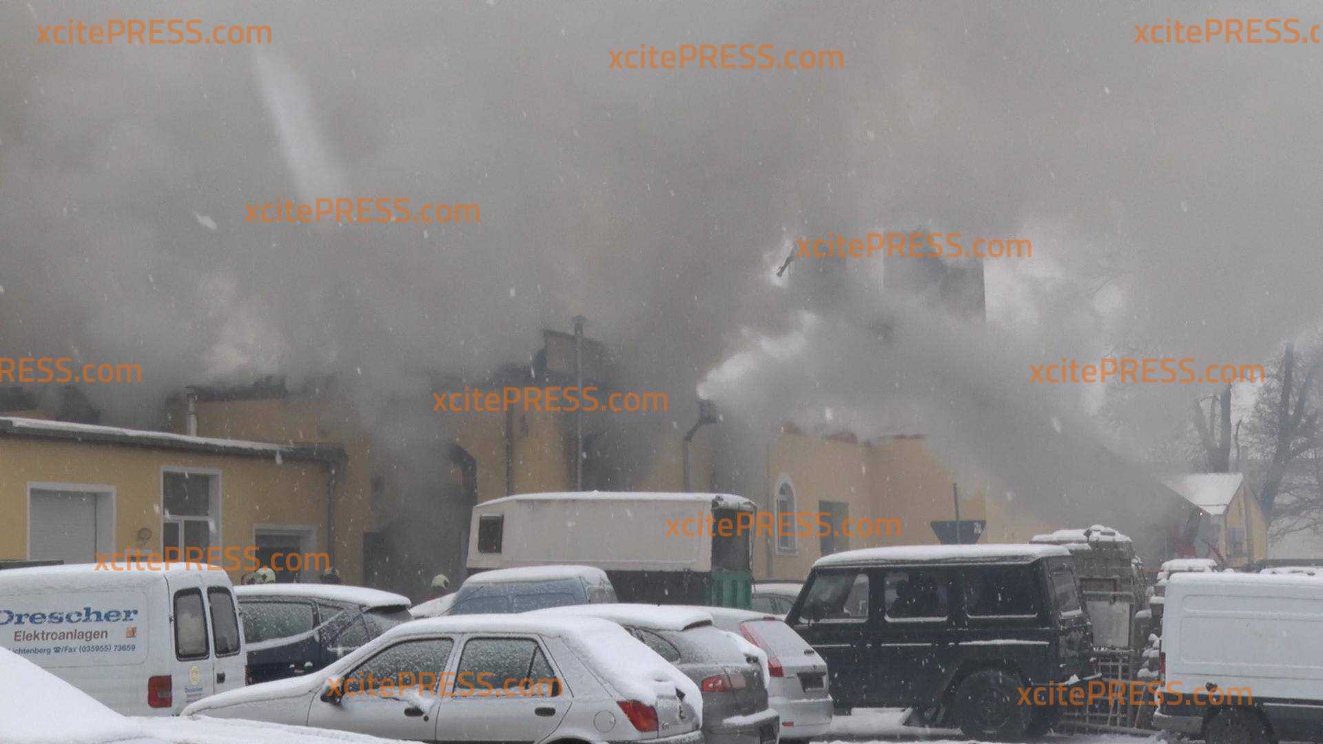 Autowerkstatt im Dresdner Stadtteil Niedersedlitz in Vollbrand: Feuerwehr mit Großaufgebot vor Ort