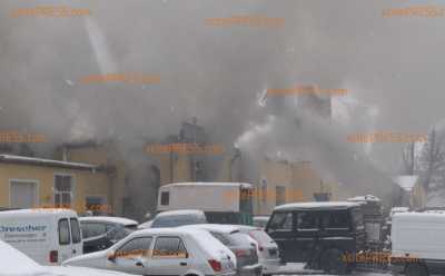 Autowerkstatt im Dresdner Stadtteil Niedersedlitz in Vollbrand: Feuerwehr mit Großaufgebot vor Ort