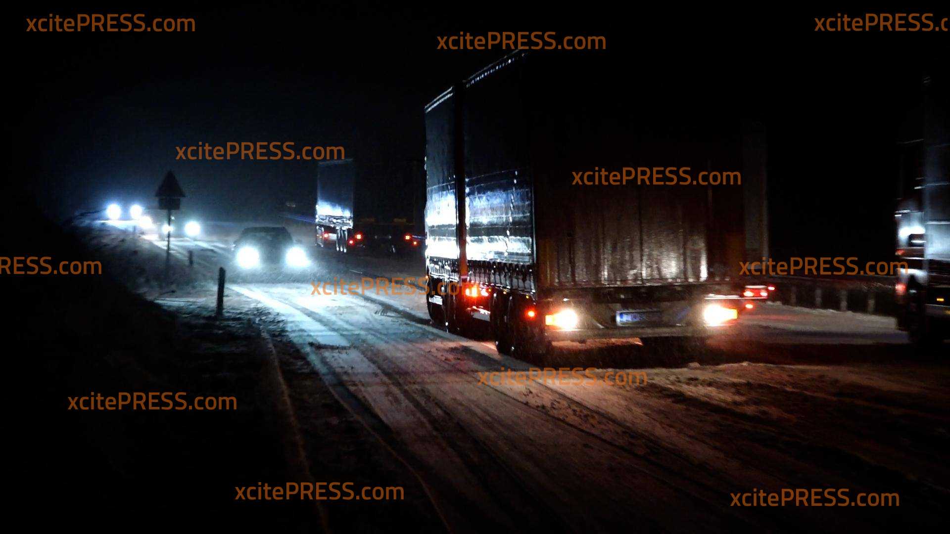 Schneetreiben bringt Verkehr zum Erliegen: Bundesstraße mit etlichen LKW blockiert