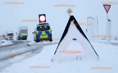 Schneechaos - LKWs drohen abzurutschen: Wichtiger Autobahnzubringer gesperrt