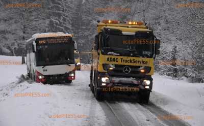 Schneefall sorgt für Behinderungen: Linienbus bleibt in Schnee stecken