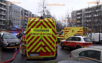 Wohnung brennt in Mehrfamilienhaus: Feuerwehr mit Großaufgebot vor Ort: Mann lebensbedrohlich verletzt
