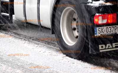 Heftiger Schneefall sorgt auf zahlreichen Straßen für Verkehrsbehinderungen: LKW bleiben liegen, Autofahrer quälen sich über rutschige Fahrbahn