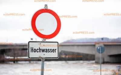 Hochwasser an Rhein und Mosel: Flüsse treten über die Ufe - Pegel steigen weiter: Hochwasserschutzwände errichtet, Bevölkerung kann Sandsäcke an zentralem Punkt abholen