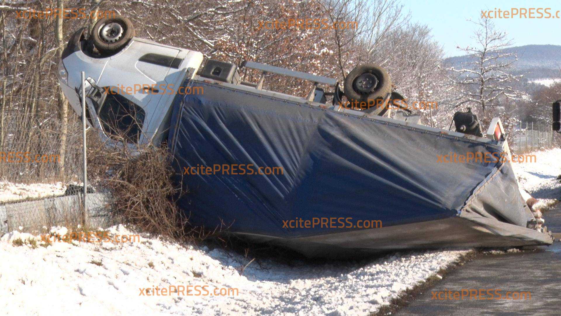 Transporter überschlägt sich: Fahrer verletzt in Krankenhaus gebracht