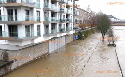 Hochwasserlage an Rhein und Mosel spitzt sich weiter zu: Schiffsverkehr komplett eingestellt, viele Gebiete überflutet