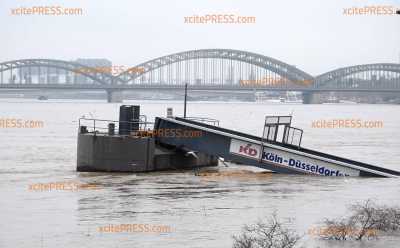 Hochwasser: Rhein knackt in Köln 8-Meter-Marke - Schifffahrt auf dem Rhein droht eine Zwangspause: Erste Absperrungen am Altstadtufer aufgestellt