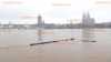 Hochwasser: Rhein knackt in Köln 8-Meter-Marke - Schifffahrt auf dem Rhein droht eine Zwangspause: Erste Absperrungen am Altstadtufer aufgestellt
