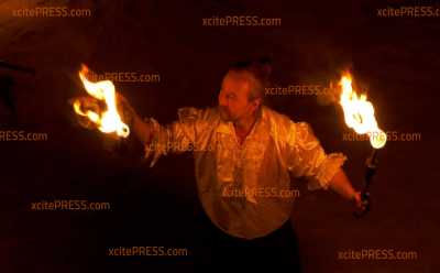 Freude in trister Coronazeit: Feuershow für Seniorenheim-Bewohner: Licht-Illusion sorgt bei Pflegebedürftigen für Funkeln in den Augen