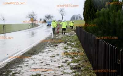 Tauwetter und Schmelzwasser ruft Feuerwehr auf den Plan: Pegel von Gewässern steigen, Straßen überflutet, Sandsäcke kommen zum Einsatz