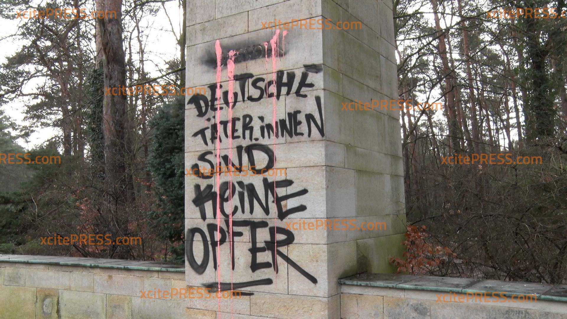 Gedenksäule beschädigt und beschmiert: Schmierereien stehen offenbar im Zusammenhang mit 13. Februar