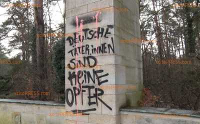 Gedenksäule beschädigt und beschmiert: Schmierereien stehen offenbar im Zusammenhang mit 13. Februar
